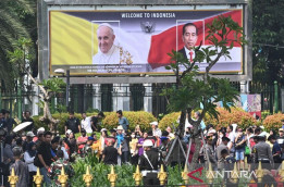 Presiden Jokowi Kenalkan Presiden Terpilih Prabowo ke Paus Fransiskus