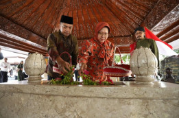 Risma dan Gus Hans Ziarahi Makam Bung Karno lalu Makan Pecel