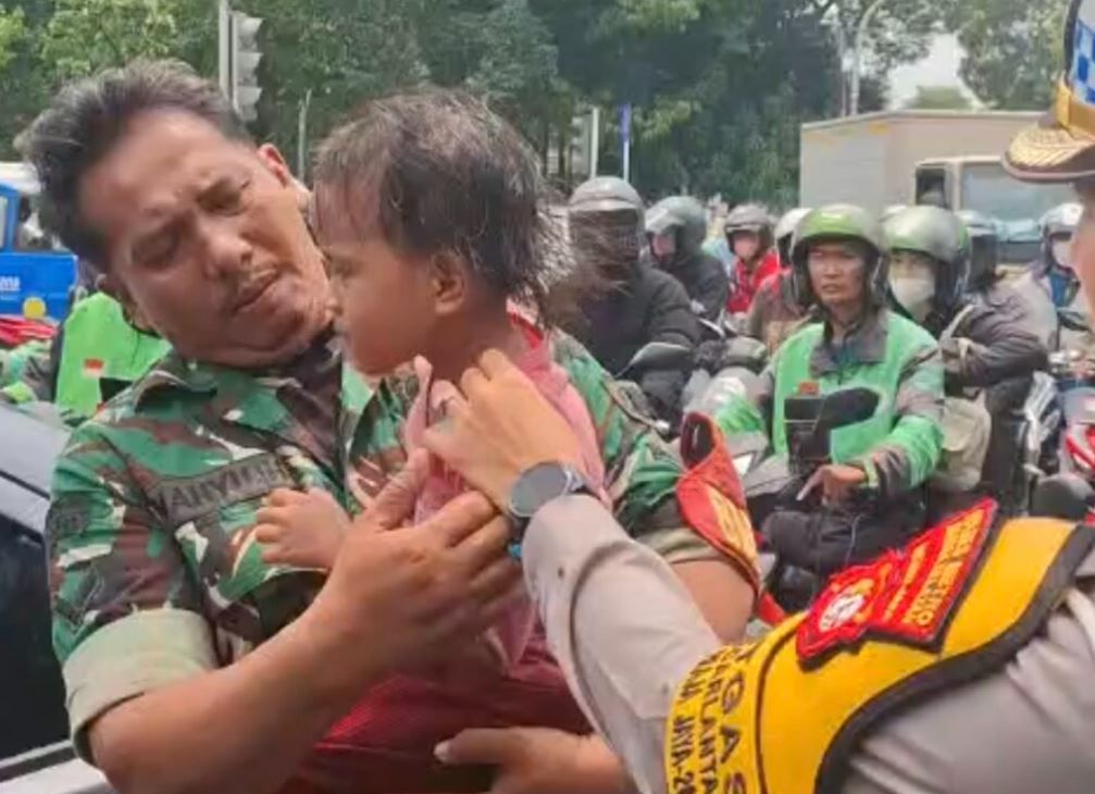 Kisah Heroik Serda Wahyu Selamatkan Balita dari Todongan Pisau ”Kakek” Jahat