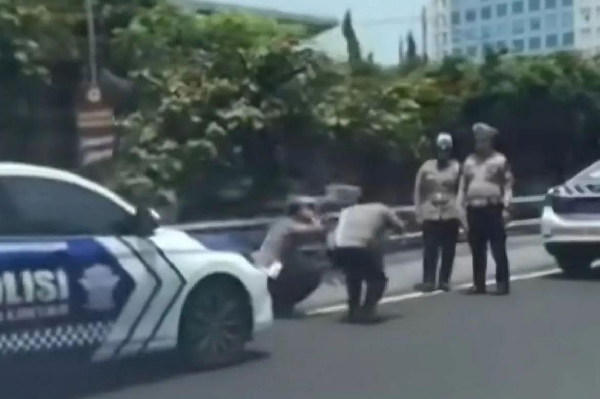 Viral Polisi Squat Jump di Jalan Tol, Begini Penjelasan Polda Metro Jaya