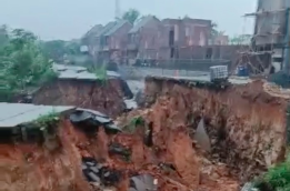 Dahsyatnya Hujan hingga Putuskan Jalan Akses Tangerang-Bogor