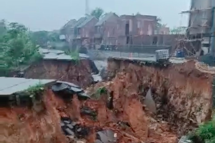 Dahsyatnya Hujan hingga Putuskan Jalan Akses Tangerang-Bogor