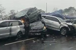 Dahsyatnya Tabrakan Maut Beruntun Tol Cipularang, Mobil Bertumpukan