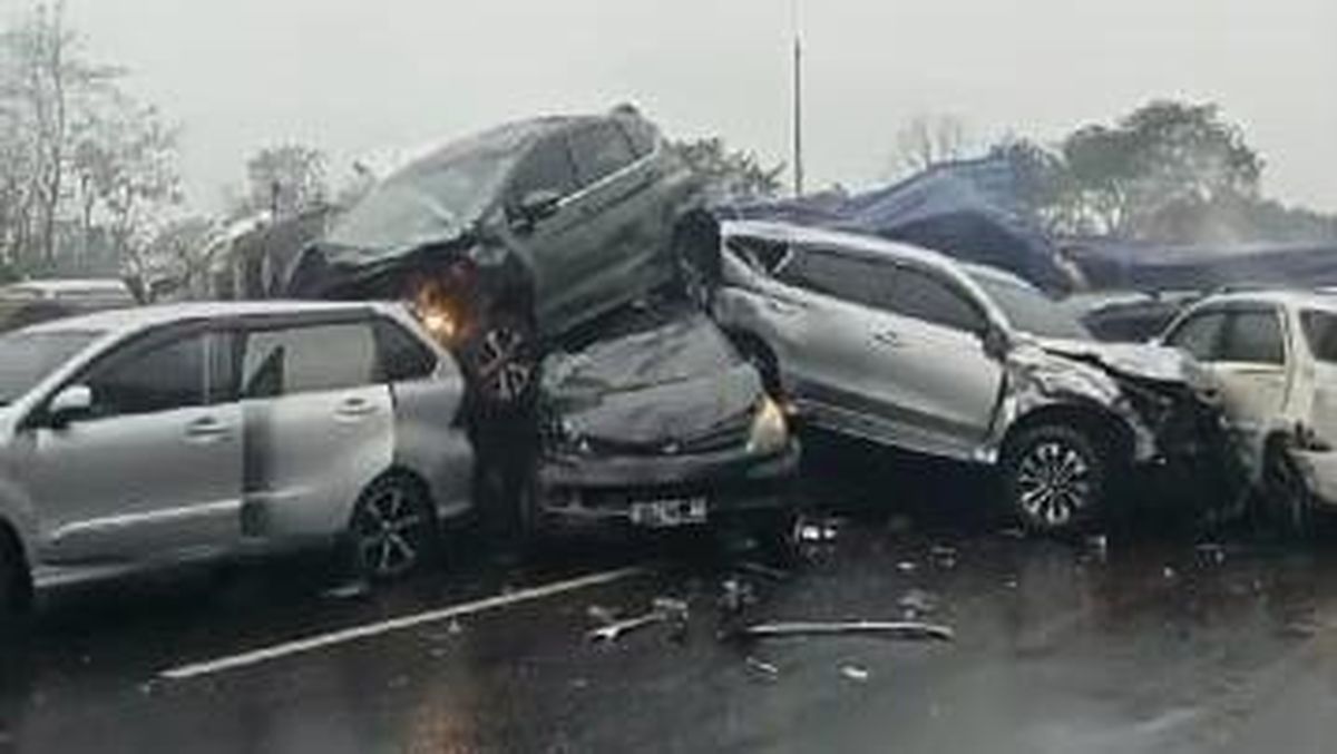 Dahsyatnya Tabrakan Maut Beruntun Tol Cipularang, Mobil Bertumpukan