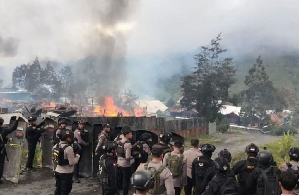 Gawat! Pilkada di Puncak Jaya Bakar-bakaran, Pesawat Tak Muat Evakuasi Para Korban