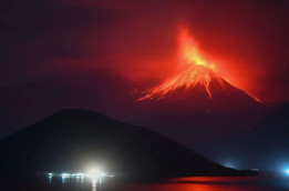 Ngerinya Penampakan Gunung Lewotobi Muntahkan Lava Pijar