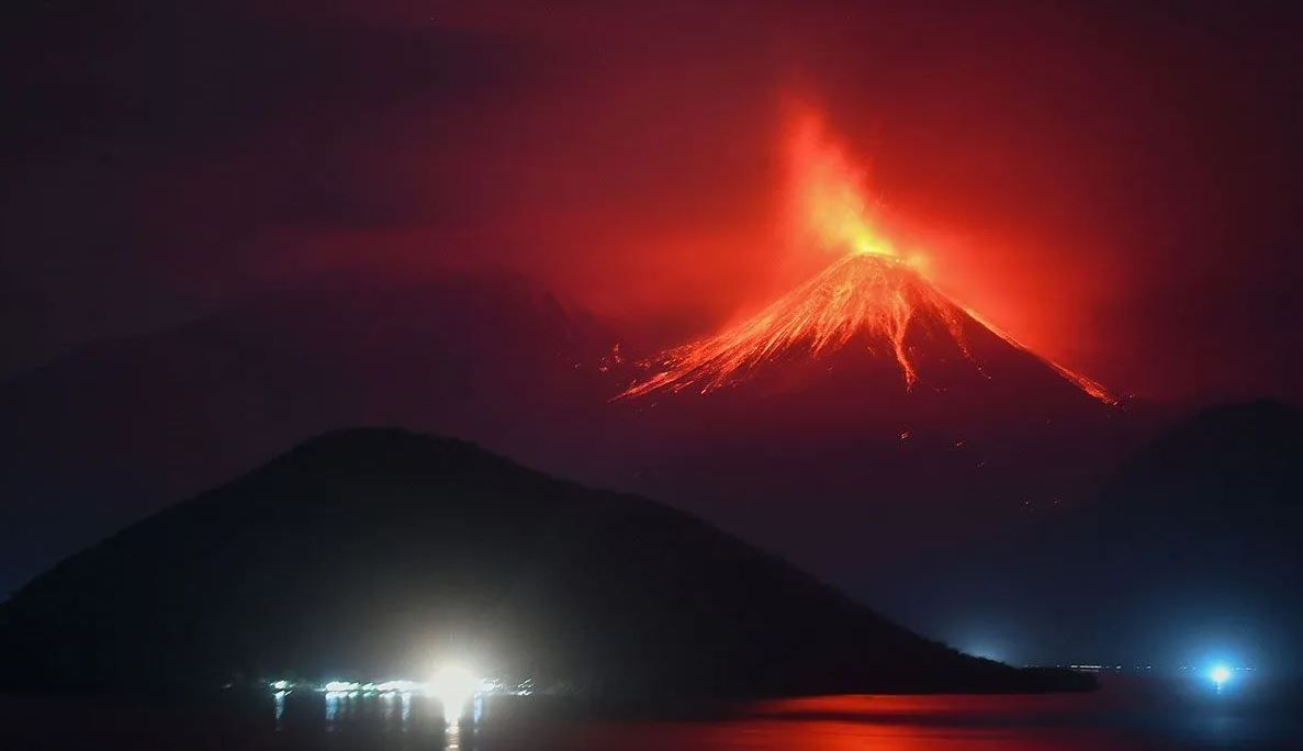 Ngerinya Penampakan Gunung Lewotobi Muntahkan Lava Pijar