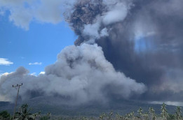 Pagi-Pagi, Gunung Lewotobi Laki-Laki Muntah Abu Setinggi 10 Kilometer