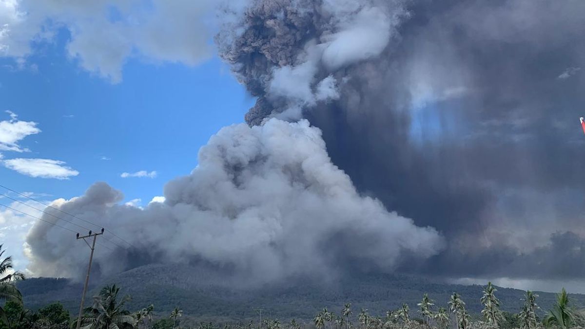 Pagi-Pagi, Gunung Lewotobi Laki-Laki Muntah Abu Setinggi 10 Kilometer