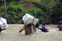 Petugas yang Bertaruh Nyawa Distribusikan Logistik Pilkada 2024 di Pedalaman NKRI