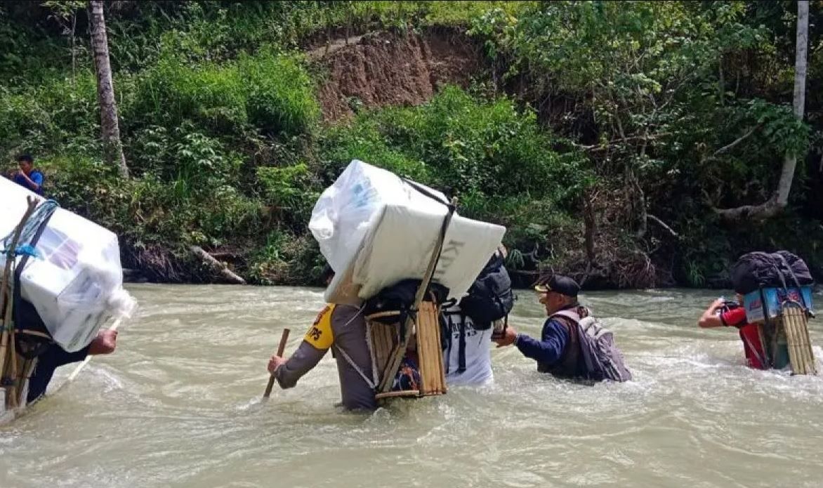 Petugas yang Bertaruh Nyawa Distribusikan Logistik Pilkada 2024 di Pedalaman NKRI