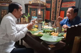 Prabowo Sarapan di Merauke, Makan Siang di Bali, Malam di Angkringan Solo Bareng Jokowi