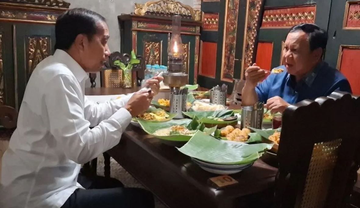 Prabowo Sarapan di Merauke, Makan Siang di Bali, Malam di Angkringan Solo Bareng Jokowi