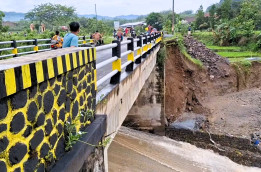 Jembatan Winong Penghubung Jateng dan Jatim Ambrol