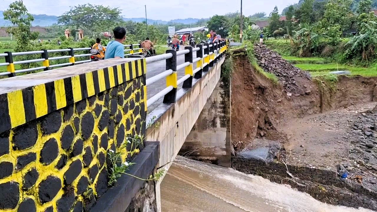 Jembatan Winong Penghubung Jateng dan Jatim Ambrol