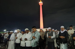 Massa Peserta Reuni Akbar 212 Salat Tahajud di Monas