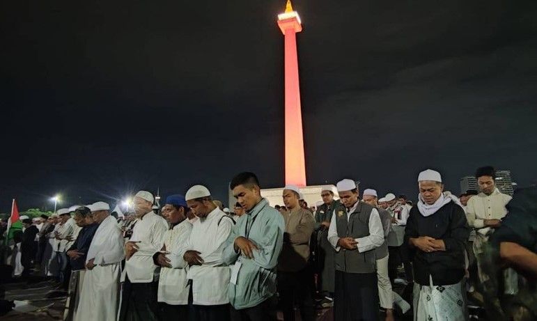 Massa Peserta Reuni Akbar 212 Salat Tahajud di Monas