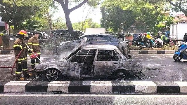 Mobil Tua Terbakar di Depok Bikin Macet 2 KM