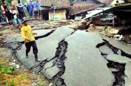 Tanah Bergerak di Trenggalek, Warga Mengungsi