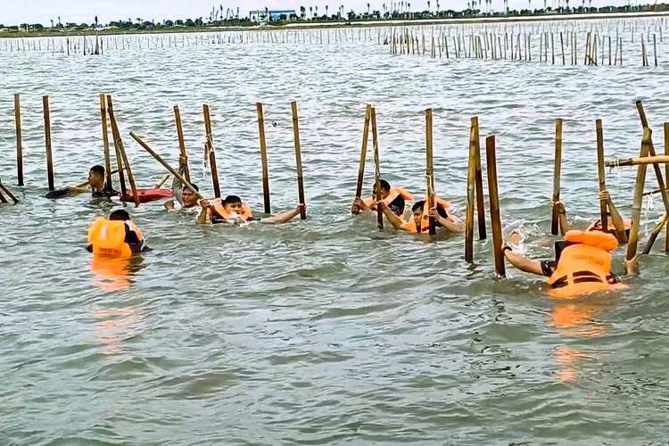 TNI AL dan Warga Bongkar Pagar Laut di Tanjung Pasir Tangerang