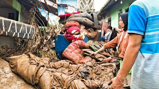 Banjir Bandang Terjang Puncak Bogor: Rumah Jebol, Jembatan Putus, dan 346 Warga Mengungsi