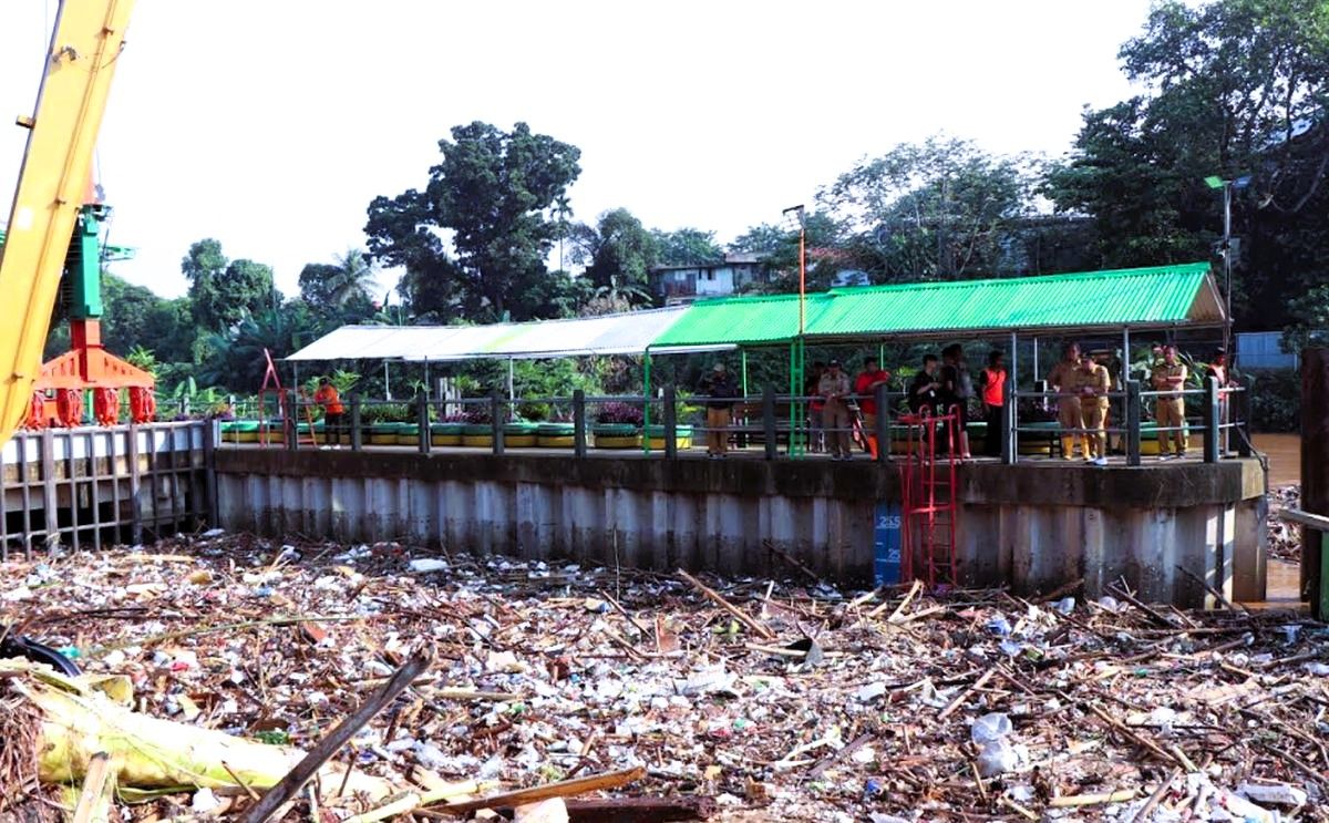 DAHSYAT! DKI Jakarta Angkut 1.500 Ton Sampah Imbas Banjir Kiriman