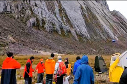 Dua Pendaki Wanita Meninggal di Puncak Carstensz, Evakuasi Tertunda Akibat Cuaca