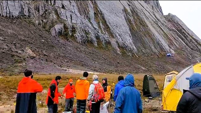 Dua Pendaki Wanita Meninggal di Puncak Carstensz, Evakuasi Tertunda Akibat Cuaca