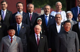 Prabowo ke China: Antara Diplomasi Dunia dan Api di Dalam Rumah
