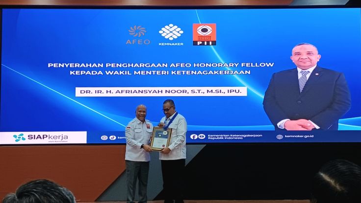 Ilham Habibie Serahkan Penghargaan Insinyur ASEAN kepada Wamenaker 